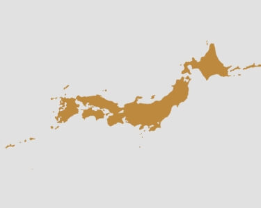 日本地図のイラスト。赤みがかったオレンジ色の日本全体が描かれています。