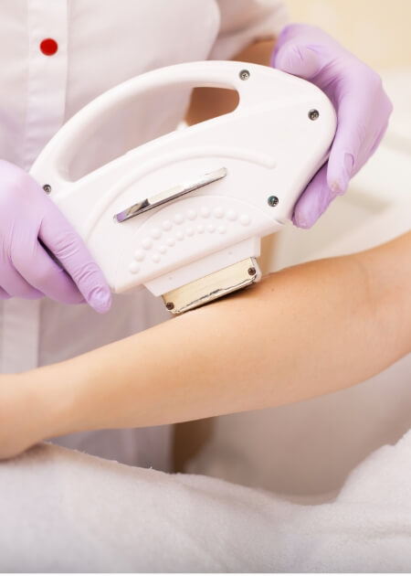 美容施術中の腕に高性能の機械を使用する様子