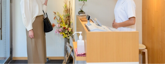 脱毛サロンの受付のイメージ写真。